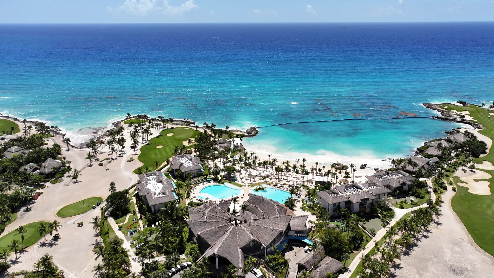 Photographie aérienne réelle du parcours de Punta Espada, qui rejoint la mer au-dessus de la roche corallienne, Cap Cana.