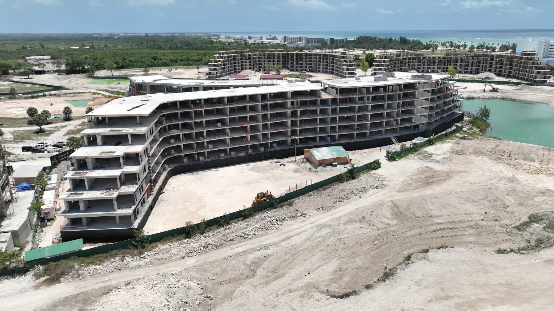 Photographie réelle par drone de la structure de Bonita Golf, avec le lac à l'arrière-plan.