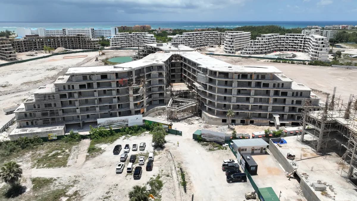 Photographie réelle par drone de la structure courbe de Bonita Golf, vue depuis l'accès au chantier.