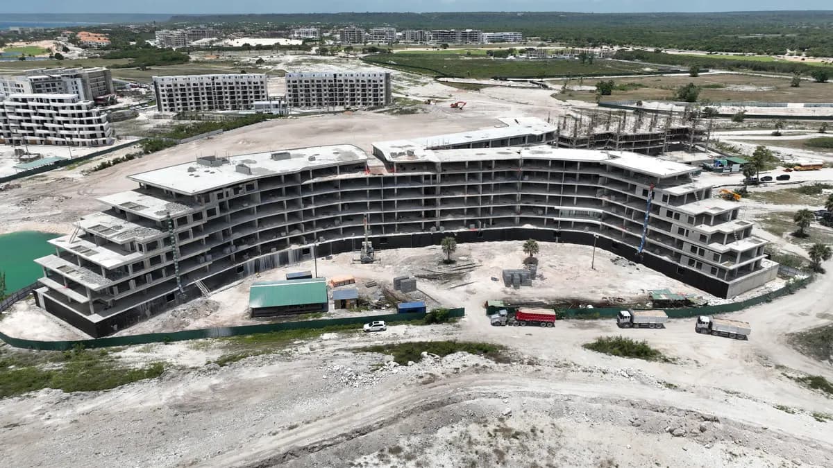 Photographie réelle par drone de toute la courbe de la structure de Bonita Golf en construction.