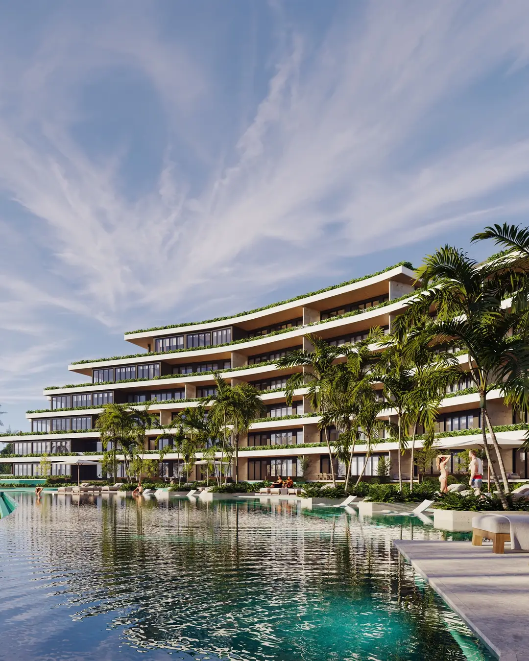 Le bassin de nage de Bonita Golf, où se reflète le bâtiment courbe à terrasses ; des palmiers bordent la plage de la piscine.
