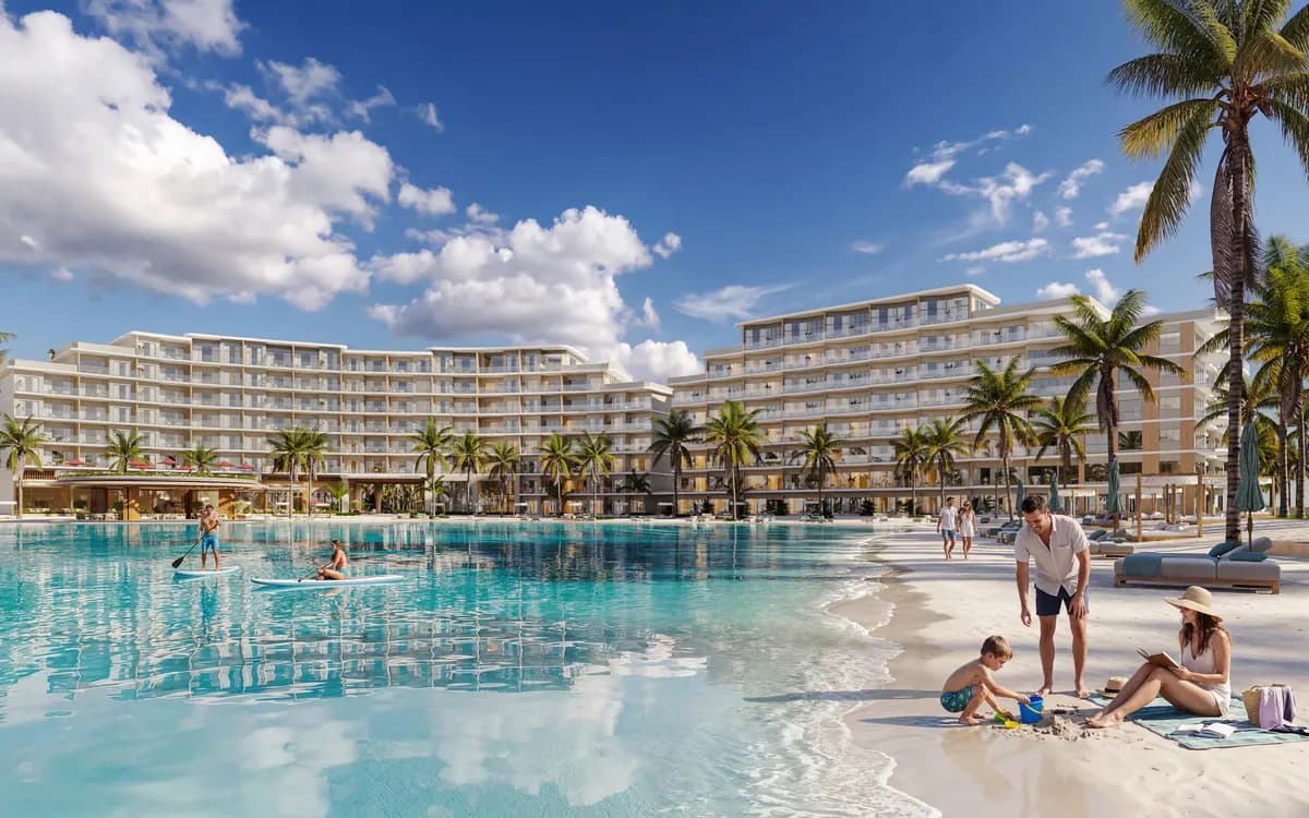 La façade de la phase Beach vue depuis la plage de la lagune.