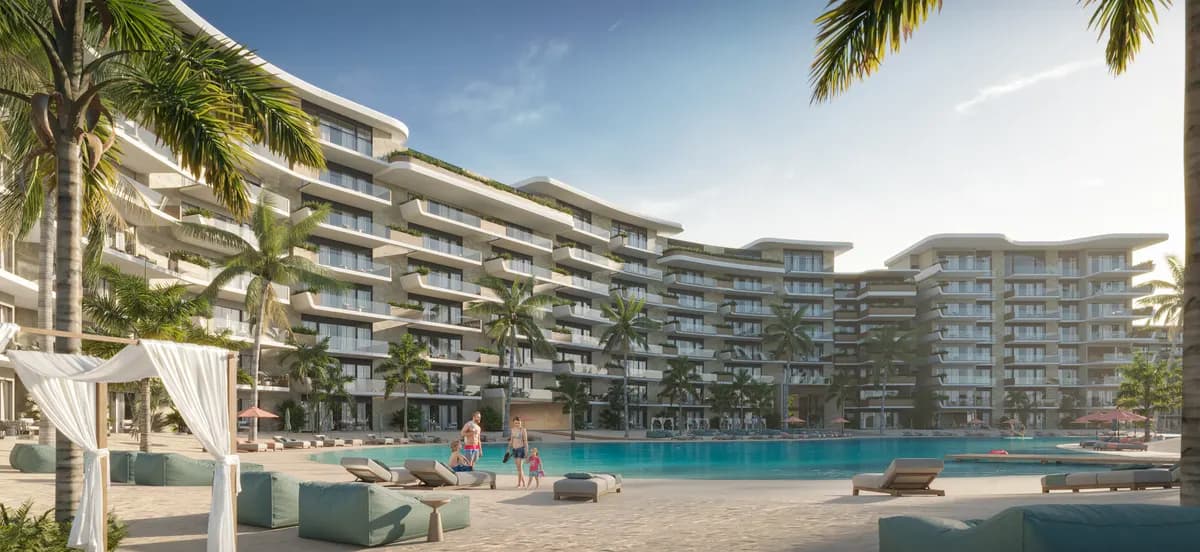 Les bâtiments de la phase Sunrise vus depuis la plage de la lagune, dans la lumière du matin.