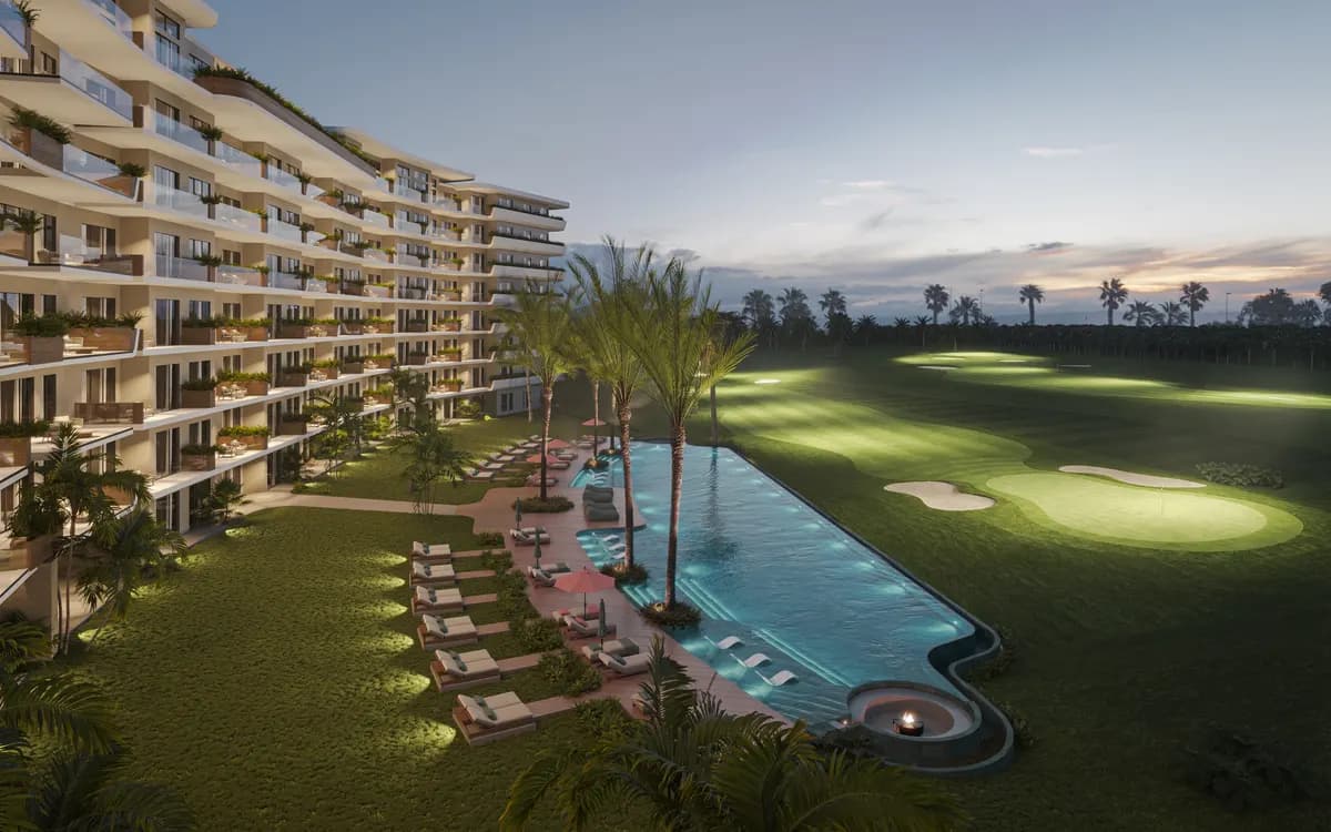 La phase Sunset au crépuscule, une lumière chaude le long de la plage de la piscine.